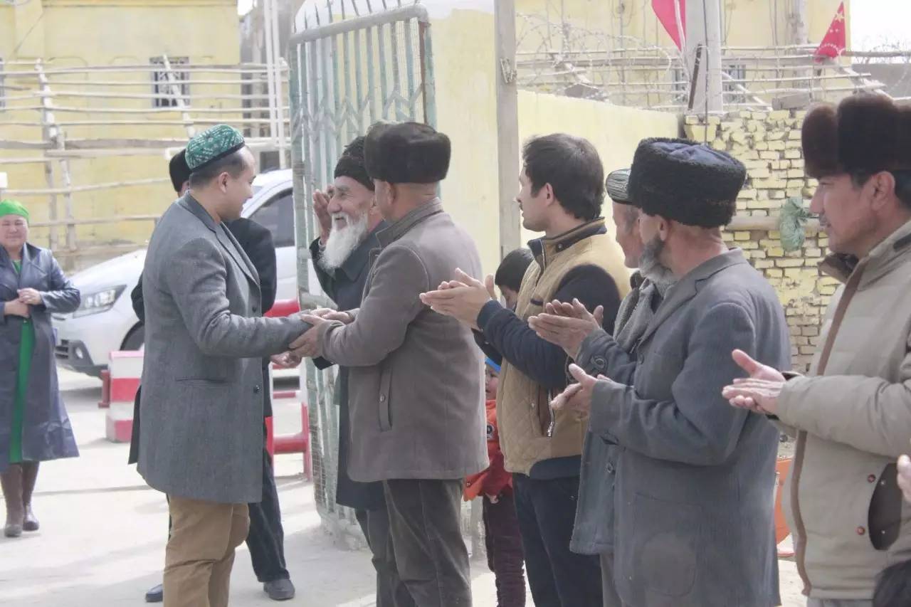 几百村民像过节一般站在村口，原来是为迎接他……