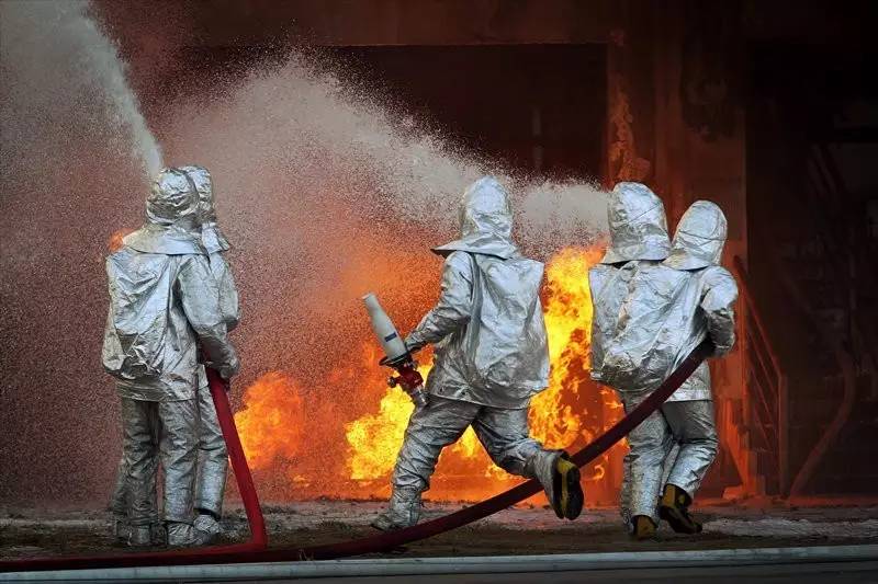 3.15丨我想，我可能遇到了一群“假”的消防员