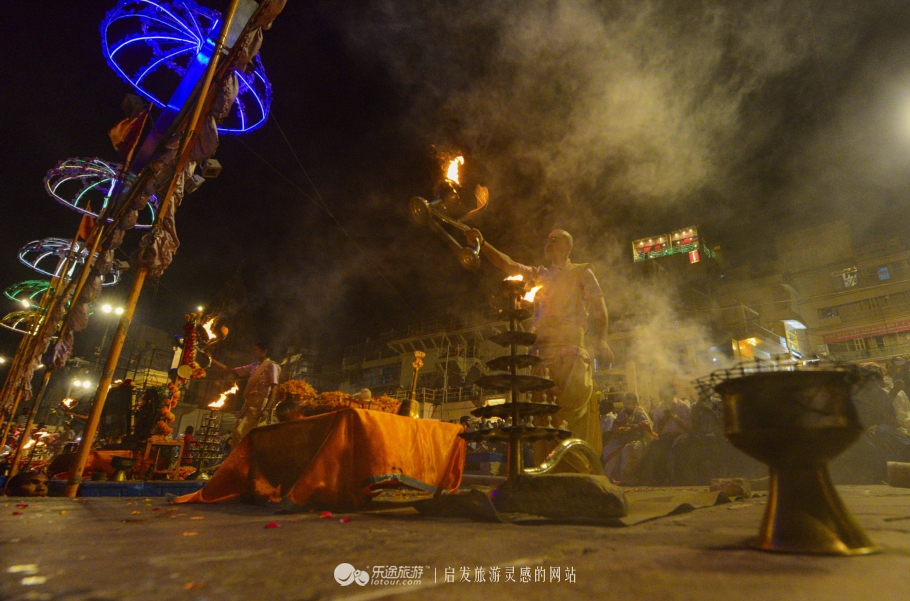 恒河祭祀,恒河夜晚宗教仪式