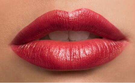 女人在冬季需要选择正确的润唇膏,如何选择适合自己的润唇膏呢