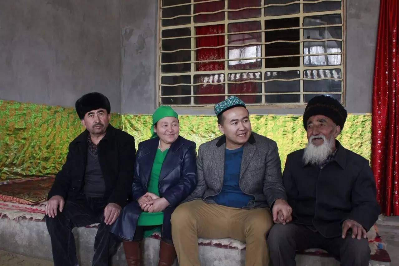 几百村民像过节一般站在村口，原来是为迎接他……