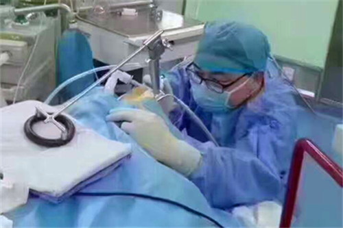 河南医生跪在担架床上抢救病人,医生跪地抢救昏迷视频