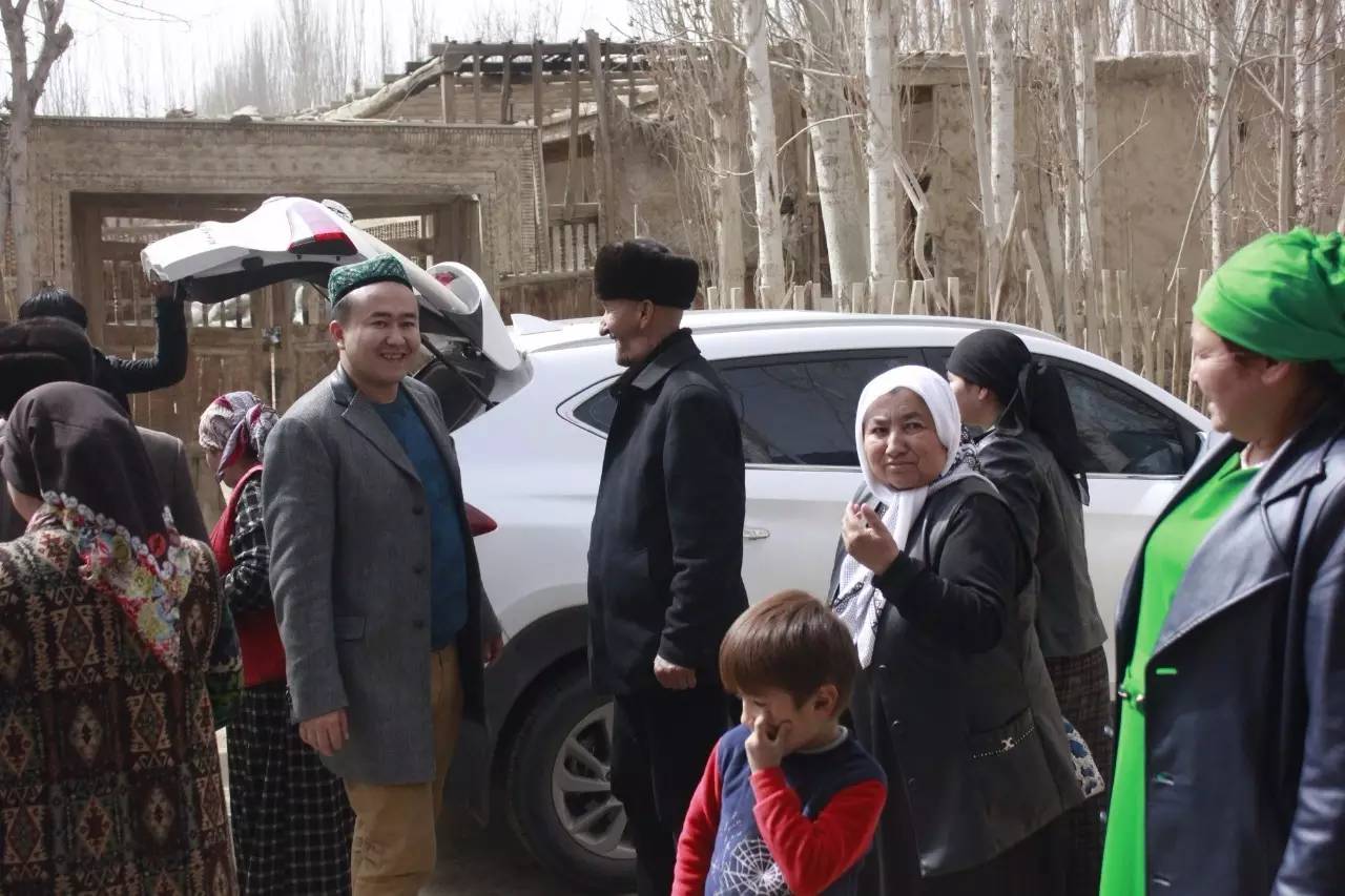 几百村民像过节一般站在村口，原来是为迎接他……