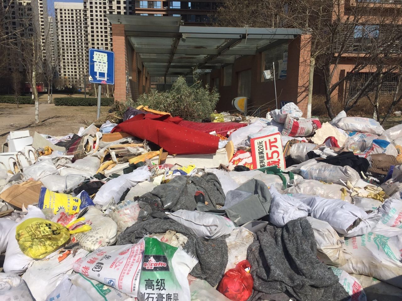 京基·嶺墅业主收房后质疑开发商:怎么多处未完工就给业主交房了?丨万通上游国际小区配套服务不到位地下停车场管理太混乱!