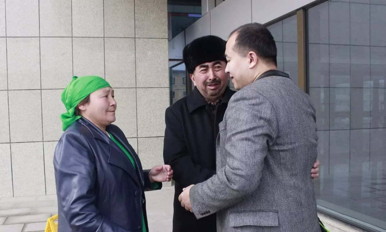 几百村民像过节一般站在村口，原来是为迎接他……