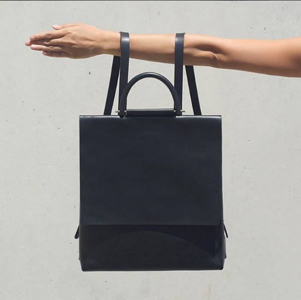 又便宜又大空间实用的双肩包,几百左右好看的大牌双肩包