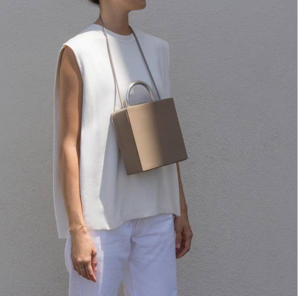 又便宜又大空间实用的双肩包,几百左右好看的大牌双肩包