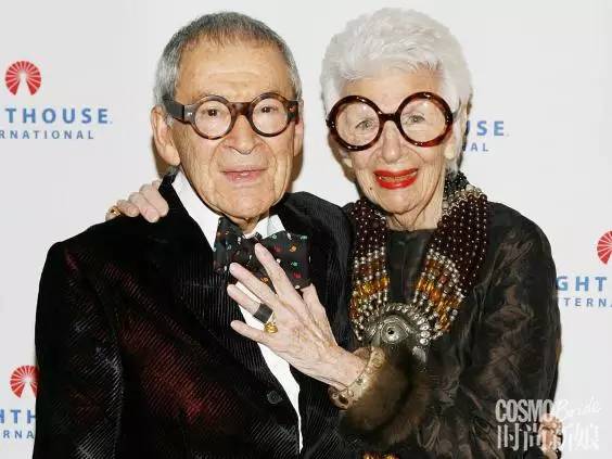 粉底卡在皱纹里怎么办,粉底液总是卡在皱纹里