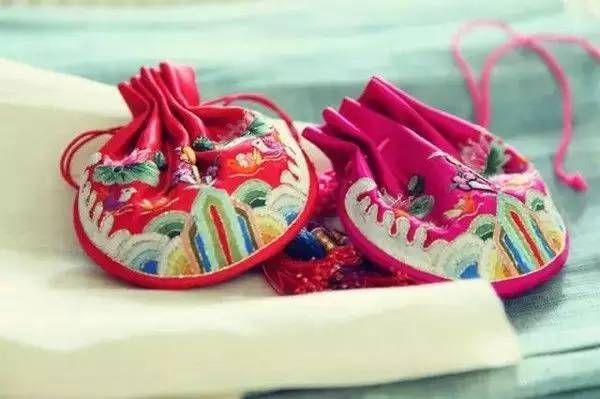 英国女王背双肩包,英国女王专宠乔治王子