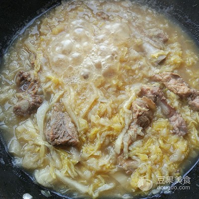 排骨炖酸菜地道东北菜,酸菜排骨越炖越好吃吗