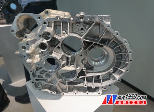 整条生产线自动化程度高,整条生产线包装人工很少