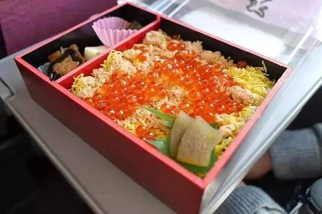 看了日本的火车餐食,你可能感觉吃了假的高铁盒饭