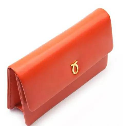 英国女王背双肩包,英国女王专宠乔治王子