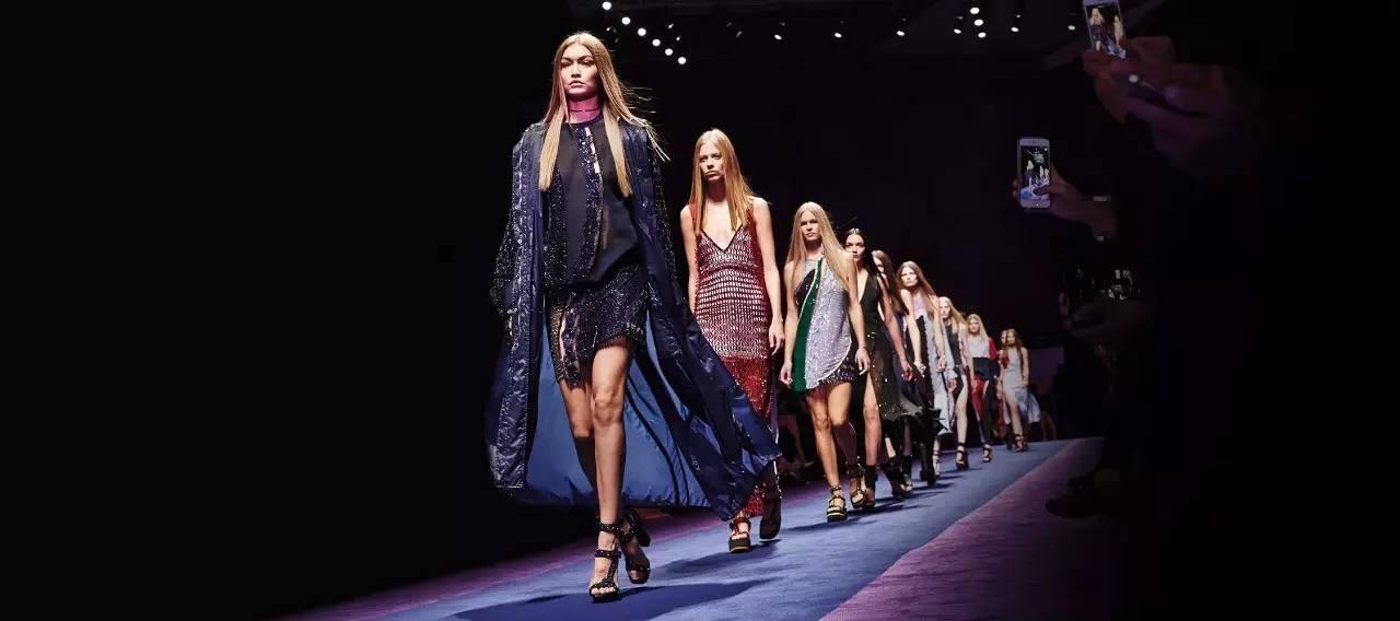 今年夏季服装最流行什么样的,今年最流行的春季服饰是什么样的