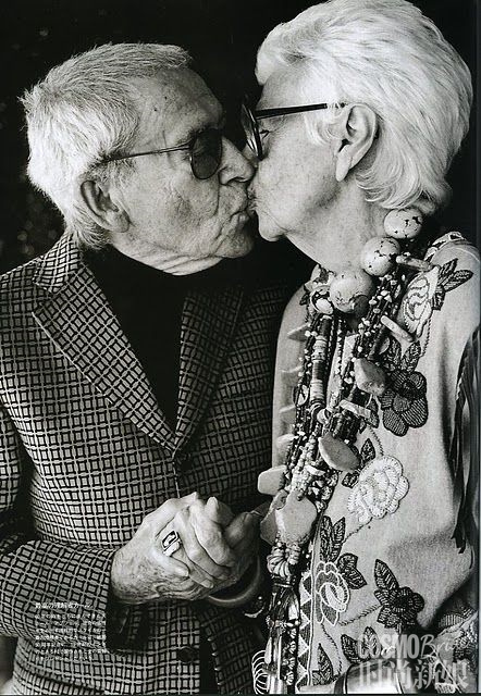 粉底卡在皱纹里怎么办,粉底液总是卡在皱纹里