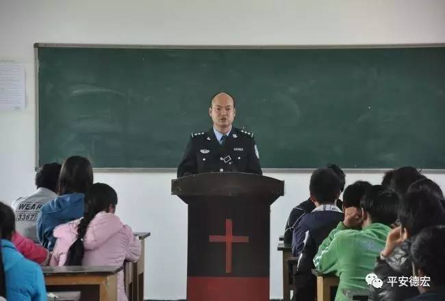 德宏交警深入偏远山区开展少数民族信教群众交通安全知识培训