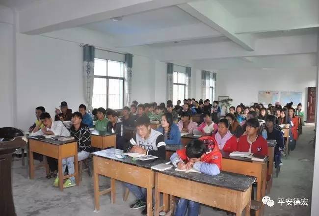 德宏交警深入偏远山区开展少数民族信教群众交通安全知识培训