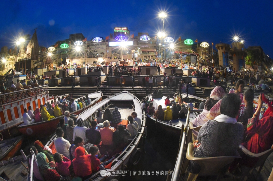 恒河祭祀,恒河夜晚宗教仪式