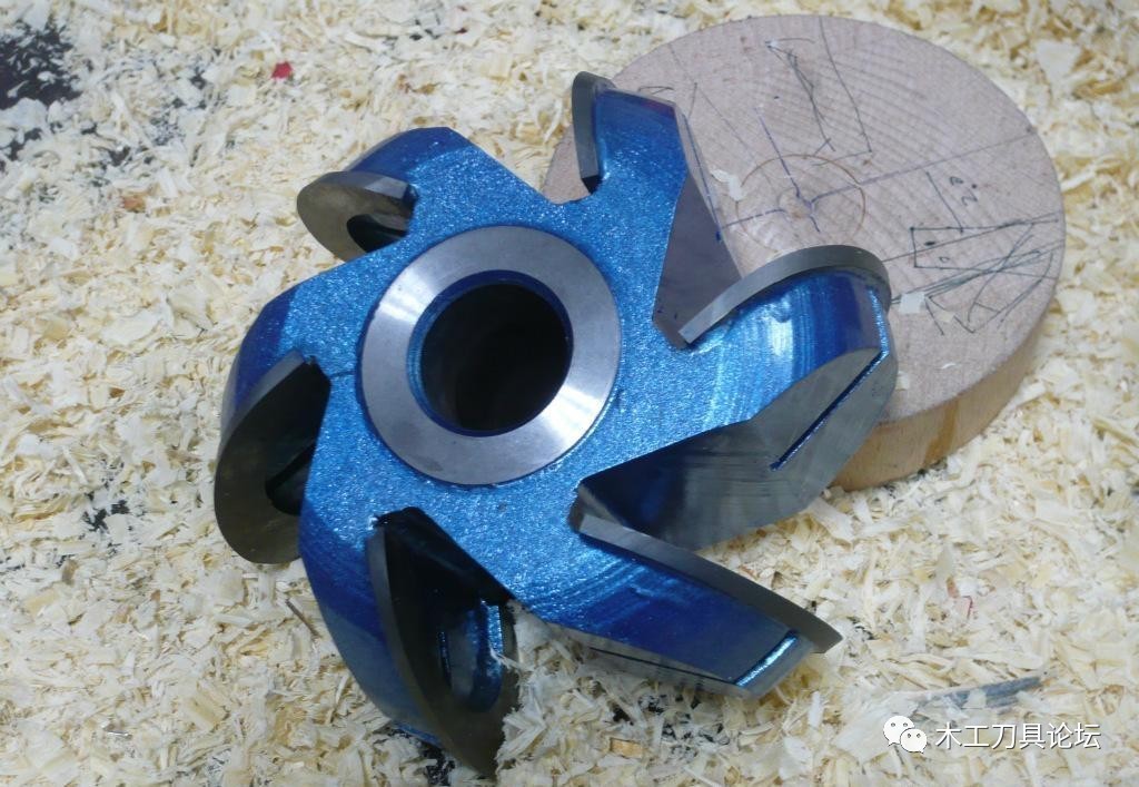 调整刀具的千分尺,测量钻头和铣刀的千分尺如何使用