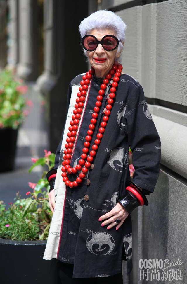 粉底卡在皱纹里怎么办,粉底液总是卡在皱纹里