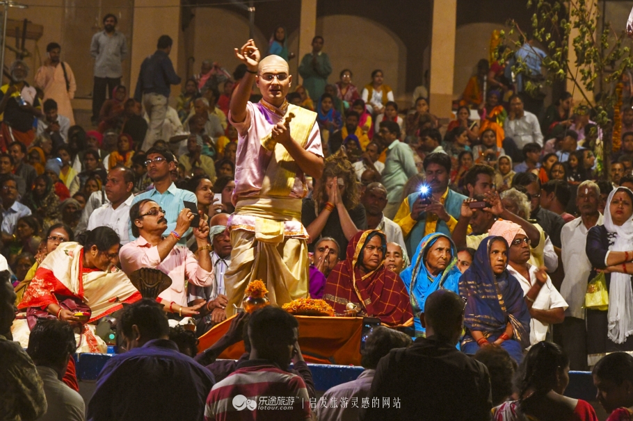 恒河祭祀,恒河夜晚宗教仪式