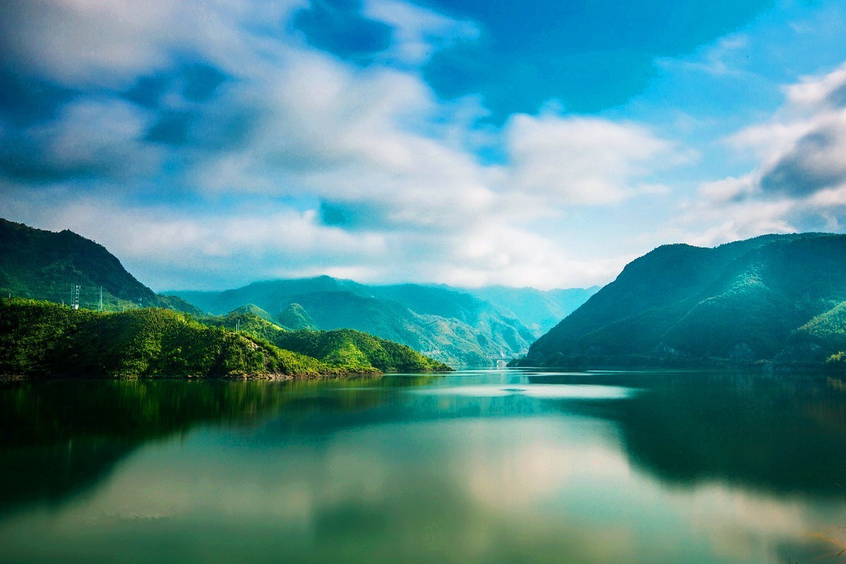 浙里有座藏在大山里的小香港，低调得让人心疼，高铁2h即达！