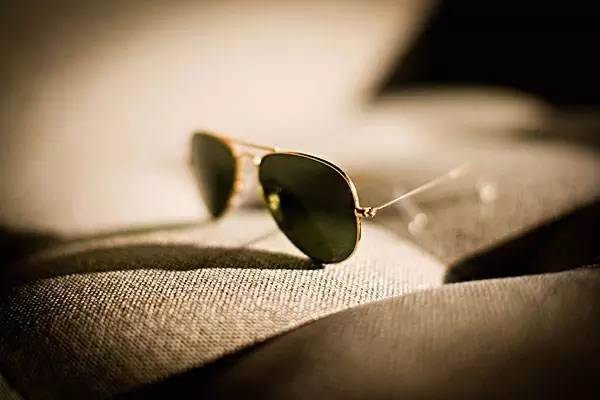 年轻姑娘日本疯狂代购的眼药水,配方竟然很危险!东莞有人滴成青光眼