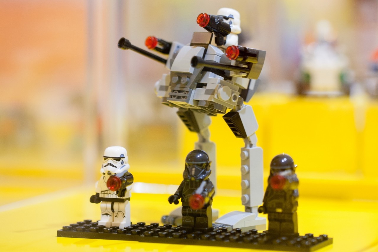 魔都开了大陆首家乐高授权专卖店，积木迷们都疯了！小申手把手，教你怎么买