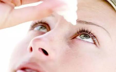 年轻姑娘日本疯狂代购的眼药水,配方竟然很危险!东莞有人滴成青光眼