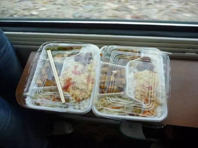 看了日本的火车餐食,你可能感觉吃了假的高铁盒饭