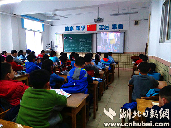 学校防暴演练学生拿刀砍人,小学砍人演练