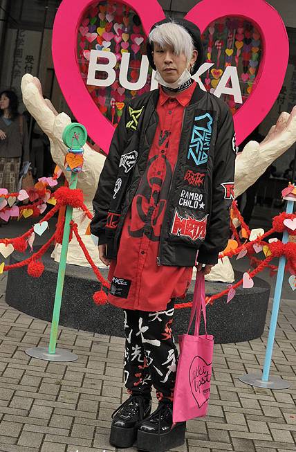 同事看到我就哈哈大笑,同事问我为什么对着屏幕发呆