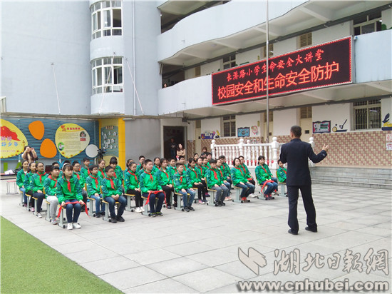 学校防暴演练学生拿刀砍人,小学砍人演练