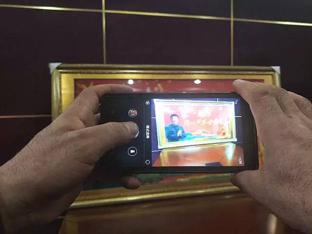 米东区艾合买提夫妇绣毛主席、习主席像送社区表*党**恩