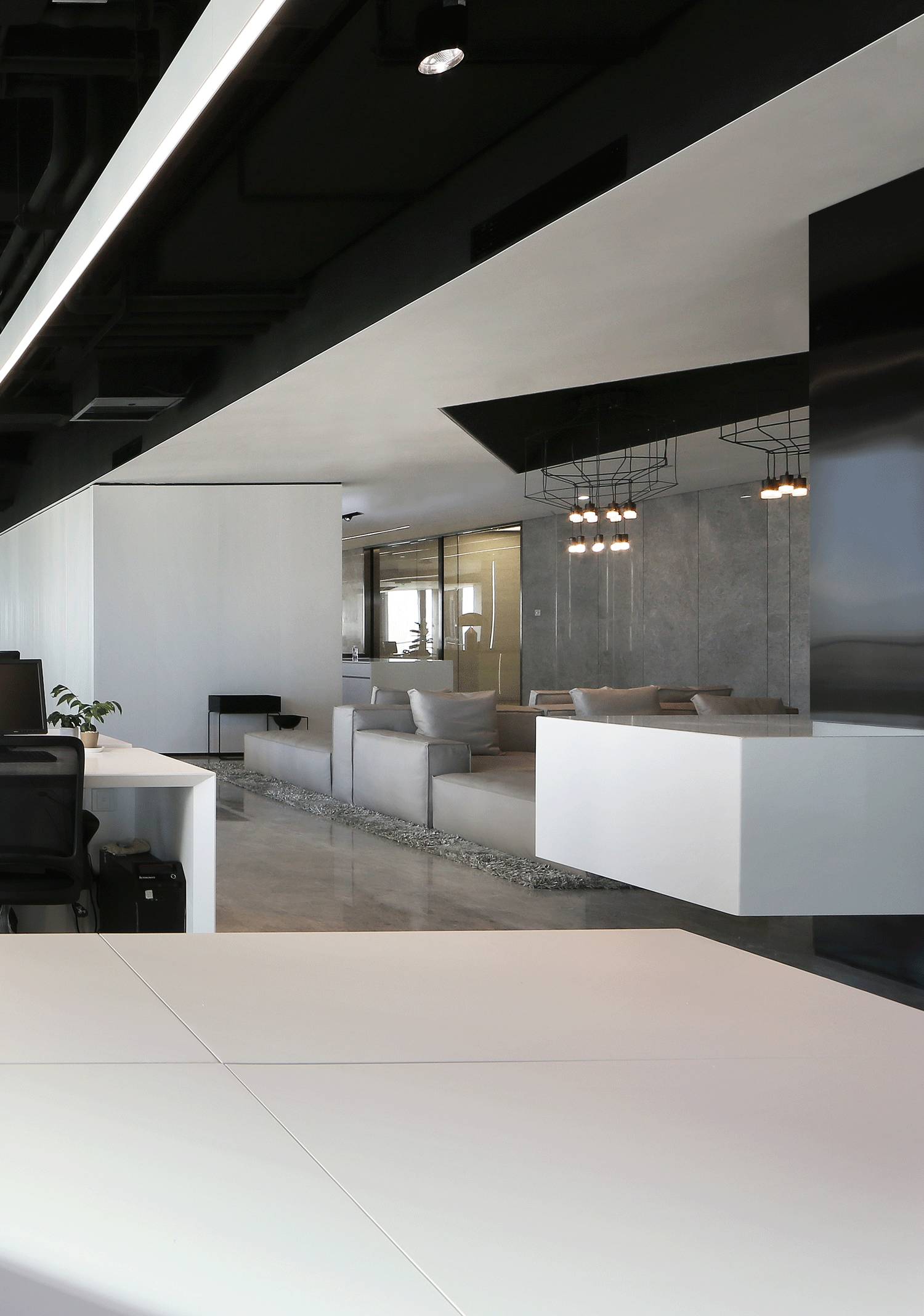 一个年轻潮服品牌的办公空间却选了素白当主打色？「设计联·1584期」