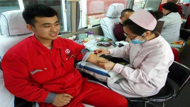 鼎庆集团*党**支部带领员工义务献血缓解血站用血压力