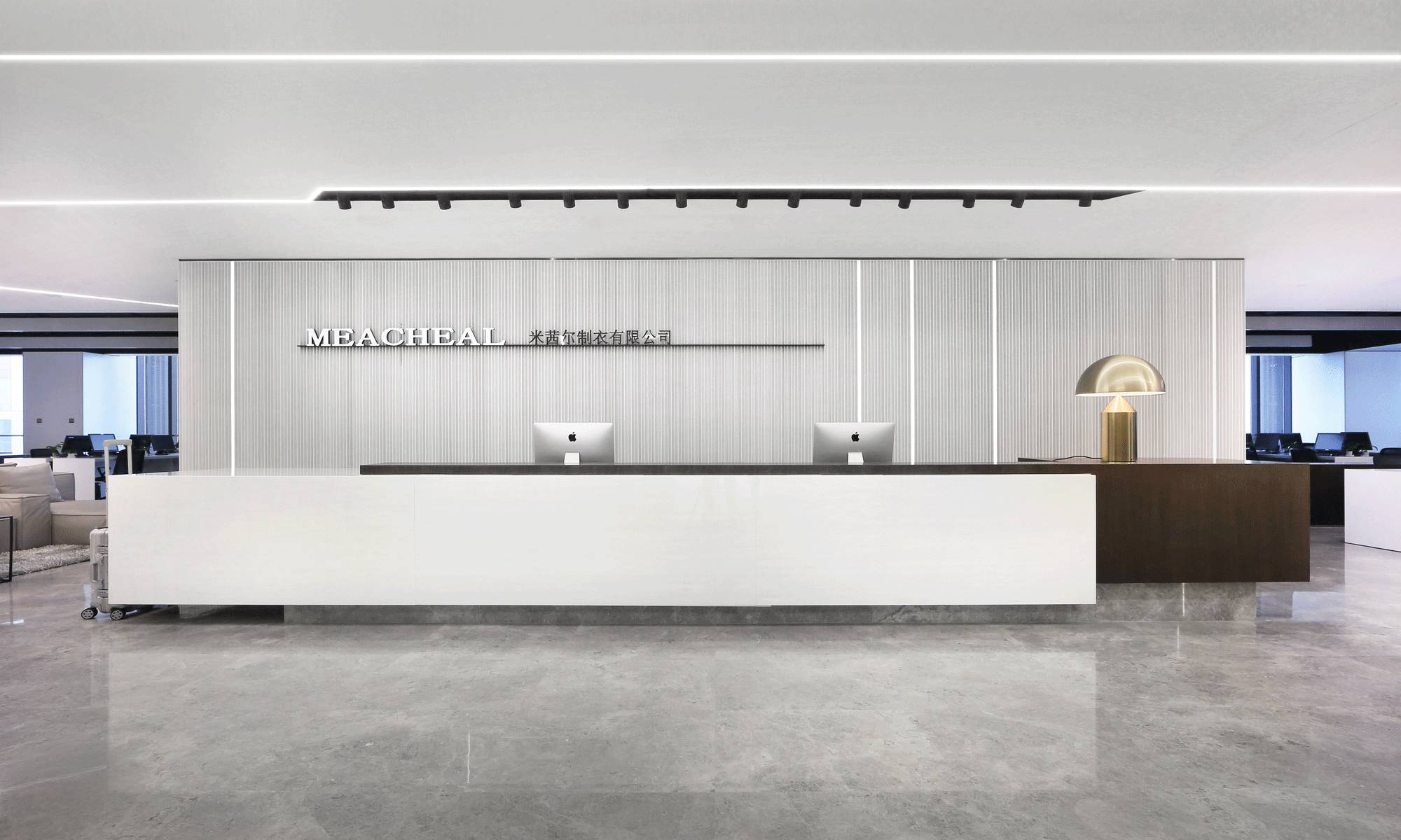 一个年轻潮服品牌的办公空间却选了素白当主打色?「设计联·1584期」