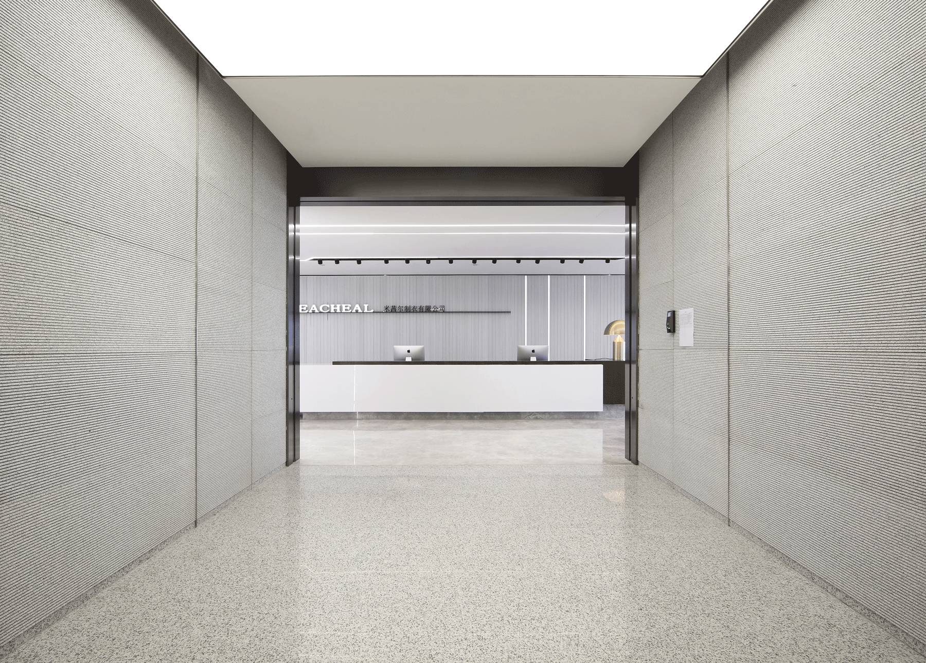 一个年轻潮服品牌的办公空间却选了素白当主打色？「设计联·1584期」