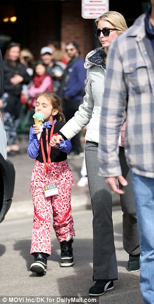 恶毒美媒体抓住伊凡卡川普的大屁股说事,怪只怪4千块的牛仔宽裤