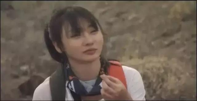 贝尔和柳岩吃蚯蚓,柳岩贝尔喝水