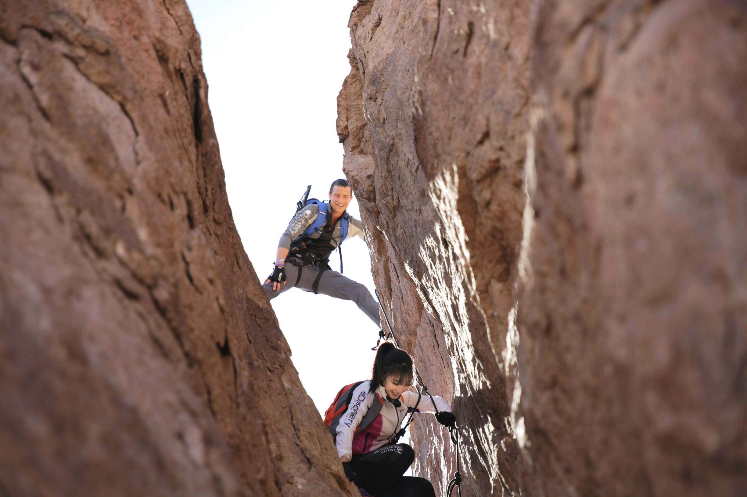 贝尔和柳岩吃蚯蚓,柳岩贝尔喝水