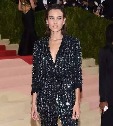 大方脸大饼脸发型,适合脸大且不对称脸型的发型