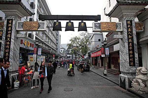 盘点国内最著名的十大美食街,国内有名的美食街你去过几条