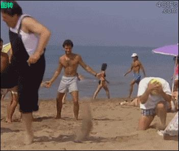 这小伙在沙滩不好好晒太阳,学人射门,射完足球就哭了