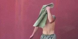 这小伙在沙滩不好好晒太阳,学人射门,射完足球就哭了