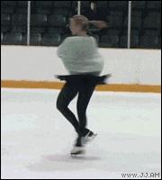 这小伙在沙滩不好好晒太阳,学人射门,射完足球就哭了