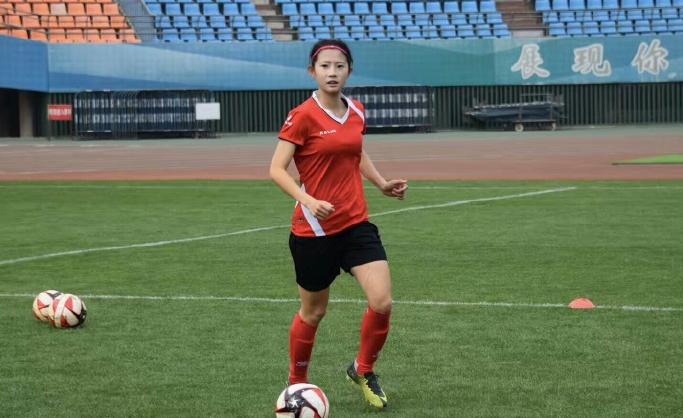 “中国会击败韩国的”足球宝贝熊熙说,“难忘38度高温训练”