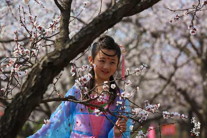 五彩小花童，在杏花从中上演三生三世！