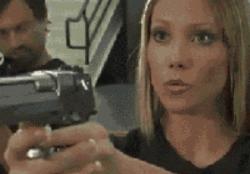 小伙子结婚也太激动了，新娘差点被摔伤呀！