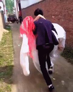 小伙子结婚也太激动了，新娘差点被摔伤呀！